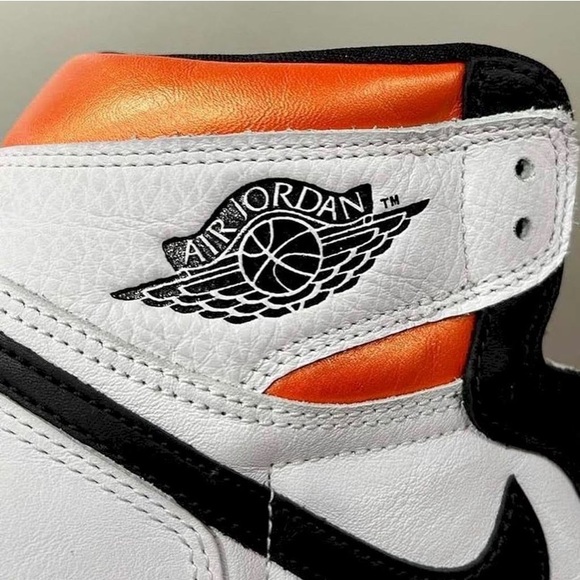 Retro 1 electro orange comes with box and shoe